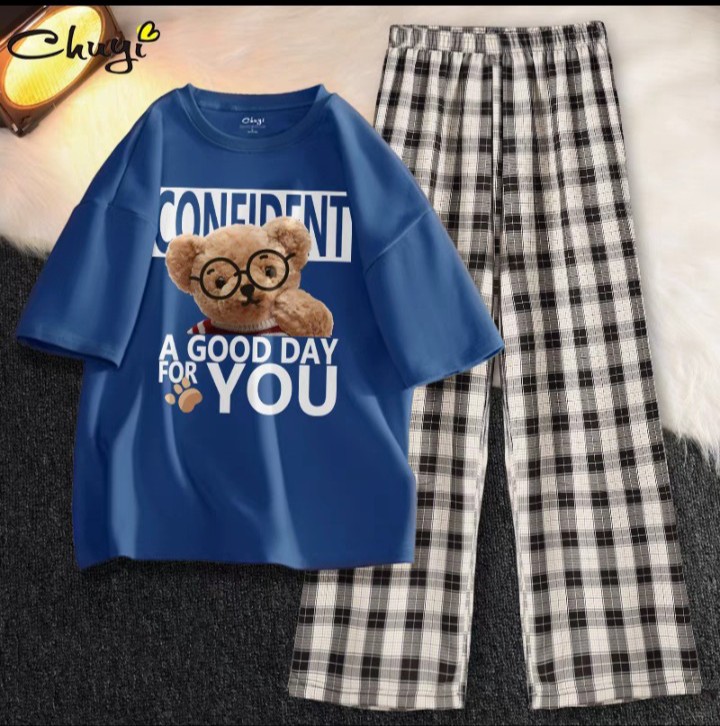 Bộ áo thun gấu good day kèm quần kẻ đen phom rộng size từ 40 đến 57kg