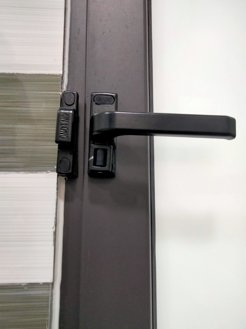 Với khóa cửa sổ nhôm kính chính hãng, bạn sẽ không còn lo lắng về việc bị đột nhập hay mất trộm, mà vẫn tận hưởng được sự thoải mái, an toàn khi ở trong nhà.