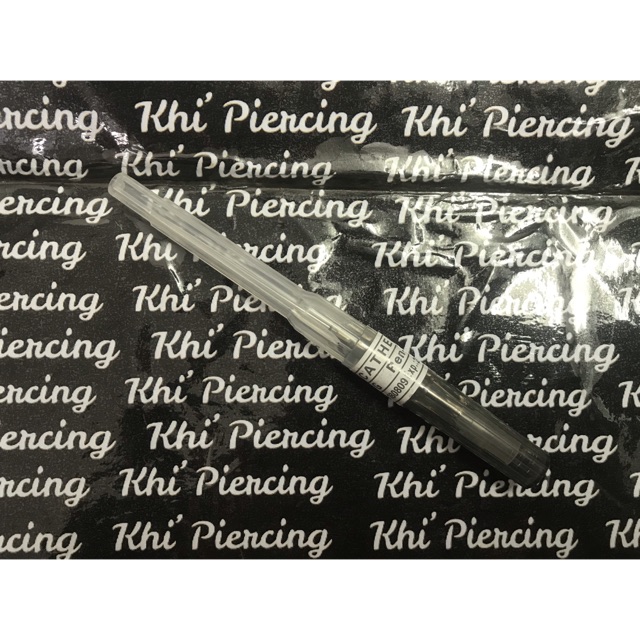 Kim xỏ khuyên có ống nhựa cho khuyên vào trong
