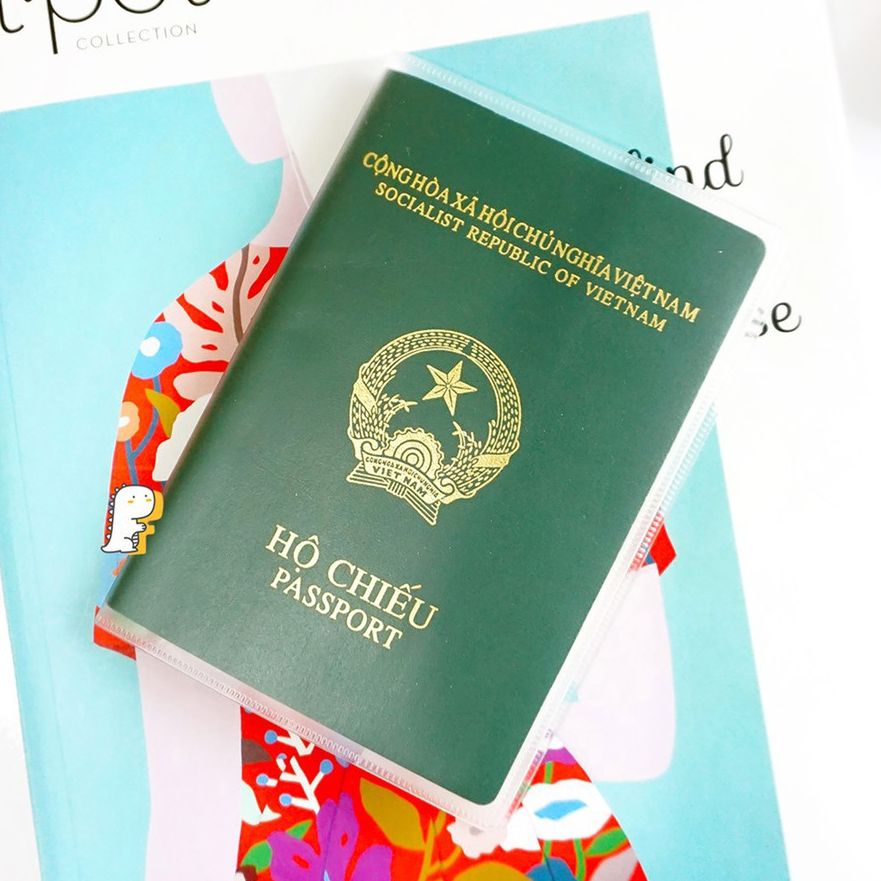 Vỏ bọc hộ chiếu bao passport cover trong suốt có ngăn đựng vé máy bay thẻ