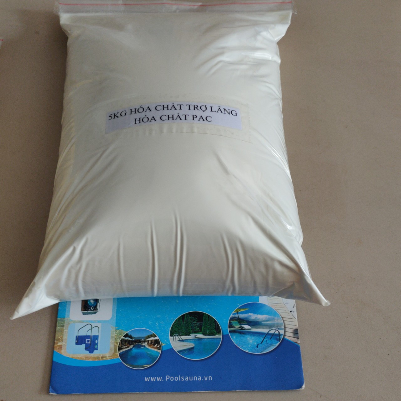 Hóa chất trợ lắng nước bể bơi 5kg - 5kg trợ lắng pac ấn độ màu trắng