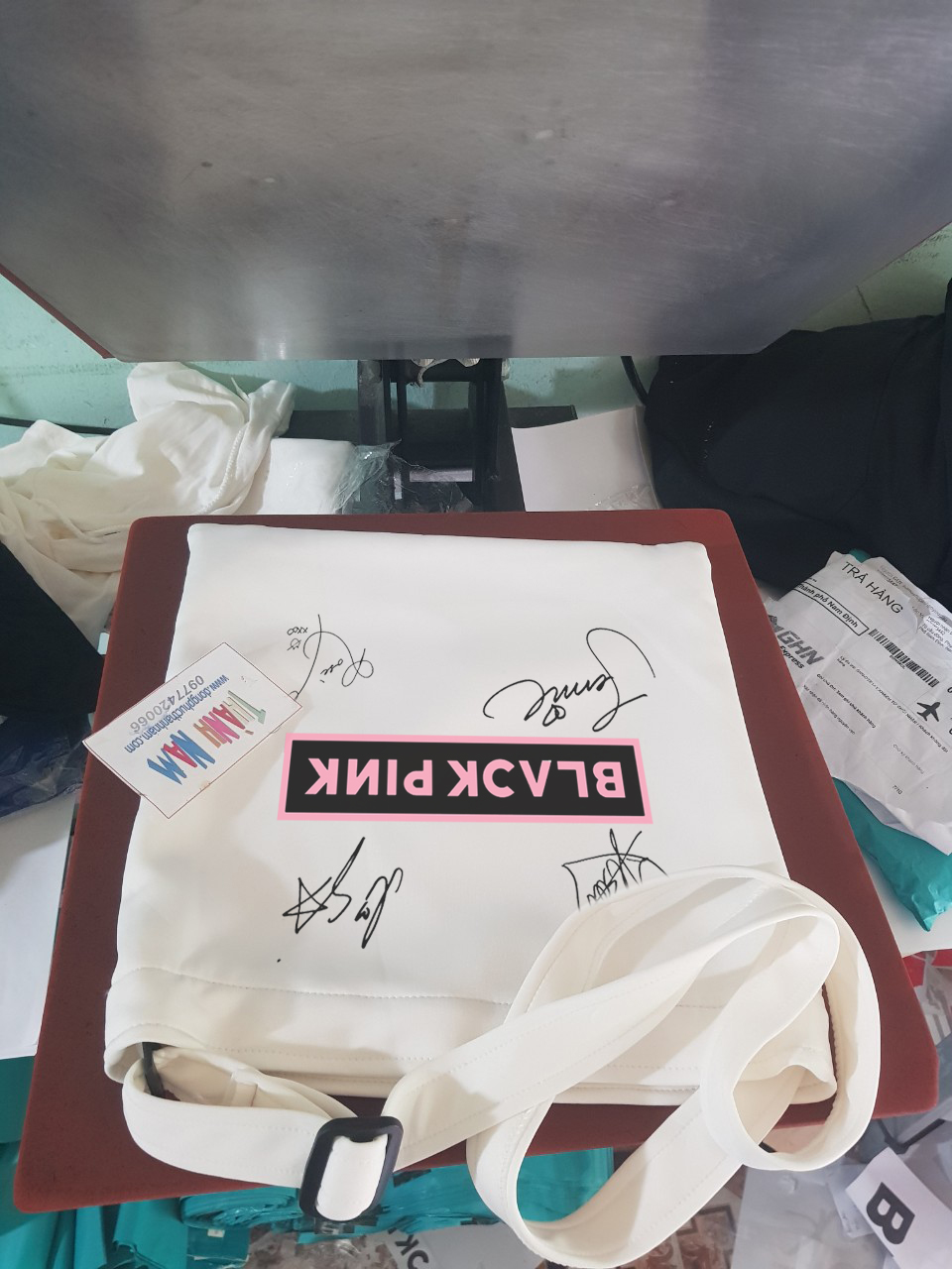 Túi tote nhóm blackpink. click vào album để xem nhiều mẫu hơn