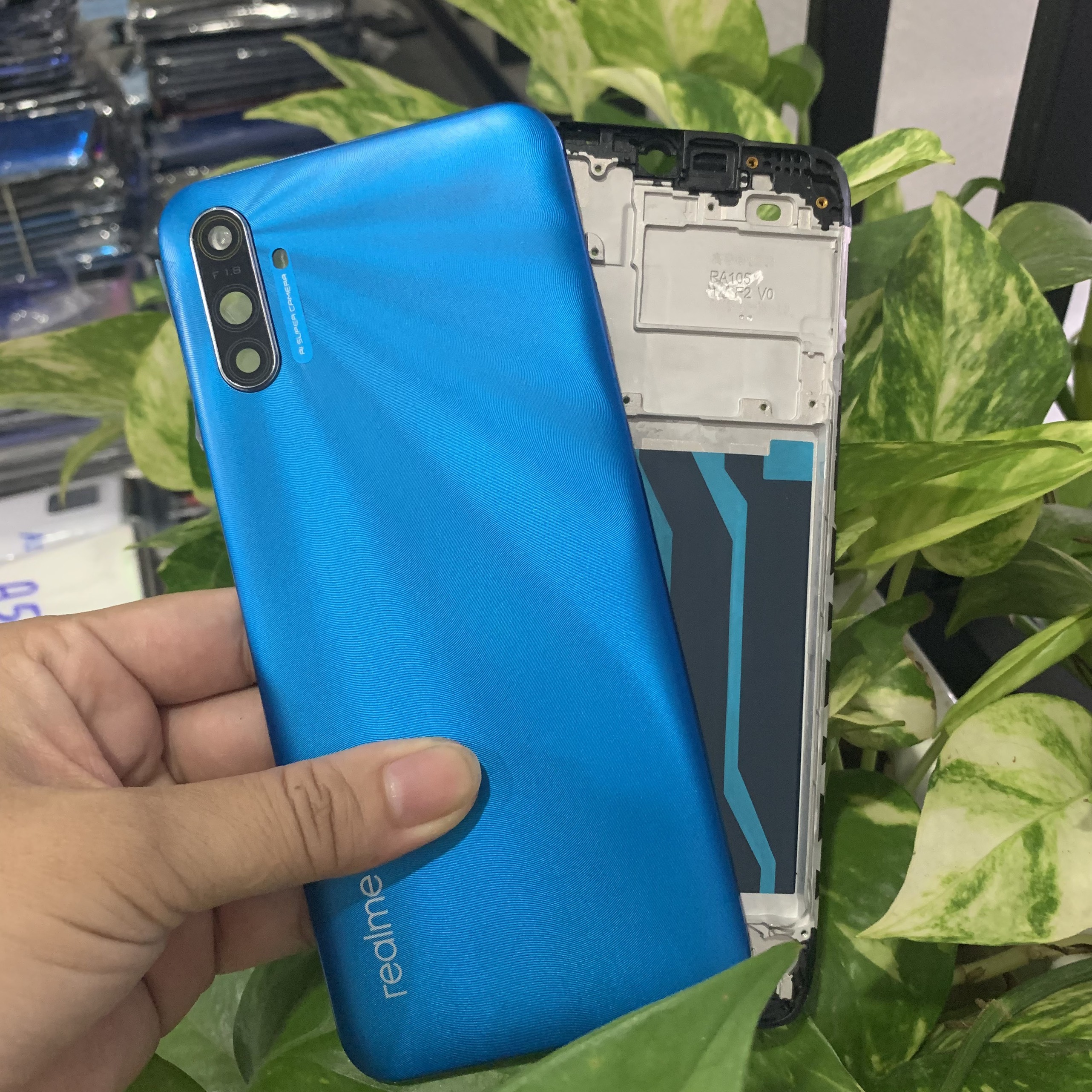 Bộ vỏ realme C3i - gồm lưng , sườn và đủ phím nhựa
