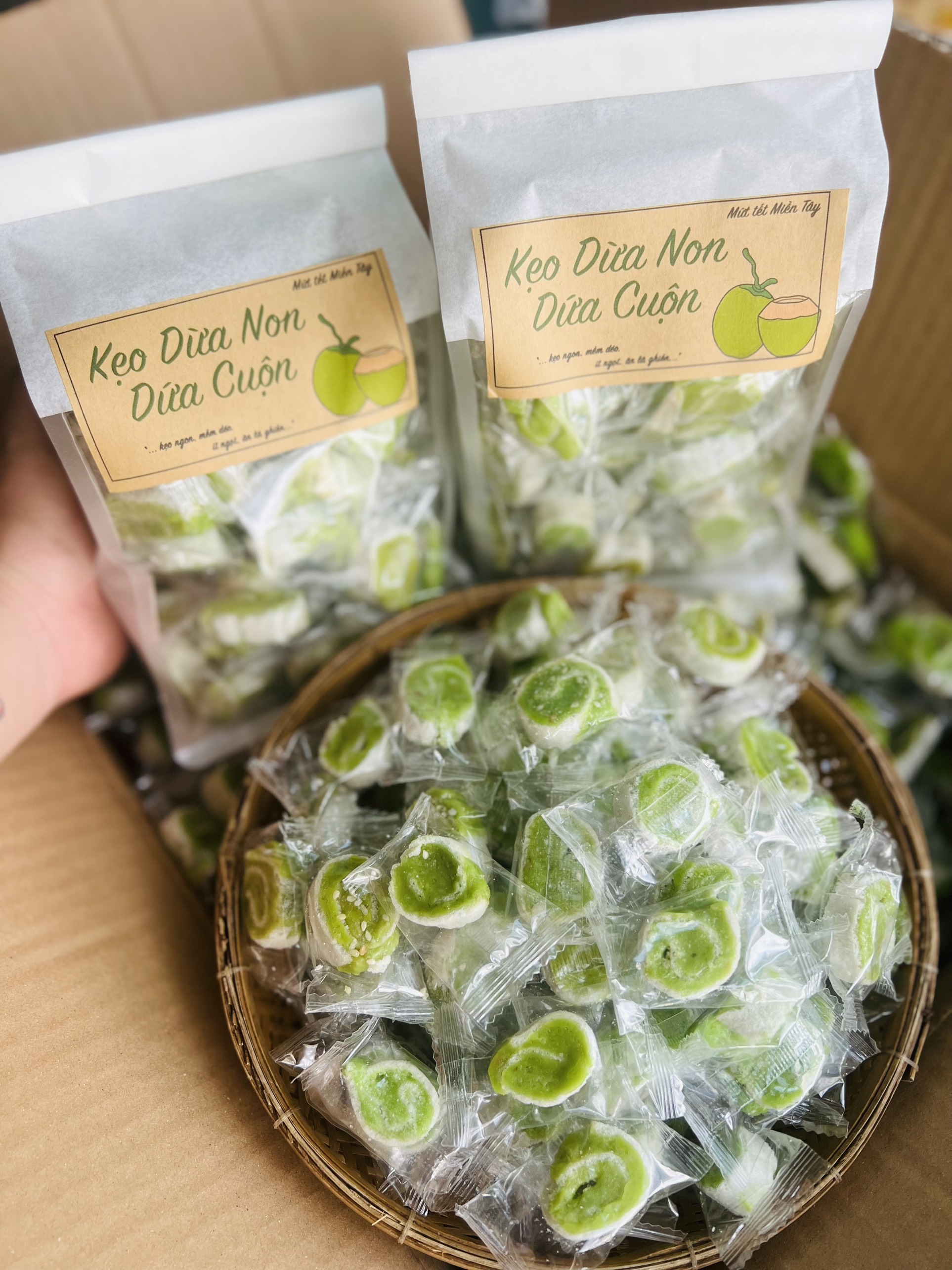  Túi 500G - Kẹo dừa non lá dứa cuộn bánh phồng - kẹo dừa bến tre 