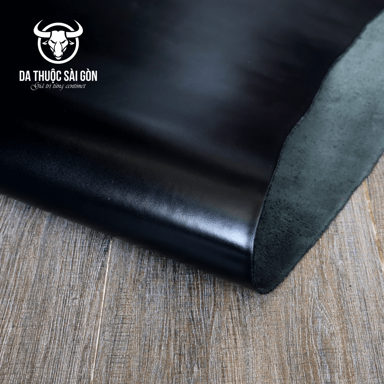 10 Pia (0.9m2) da bò dầu giá rẻ màu đen thương hiệu Da Thuộc Sài Gòn chất da đanh dẻo độ dày 1.6 mm - 1.8 mm phù hợp may túi xách ví da giày dép - Bán buôn da thuộc