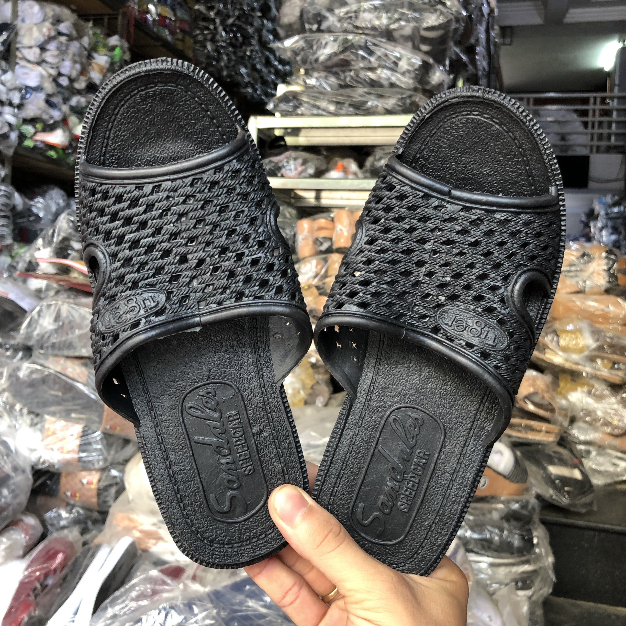 Dép nhựa tổ ong giá rẻ màu đen nam- nữ đi được