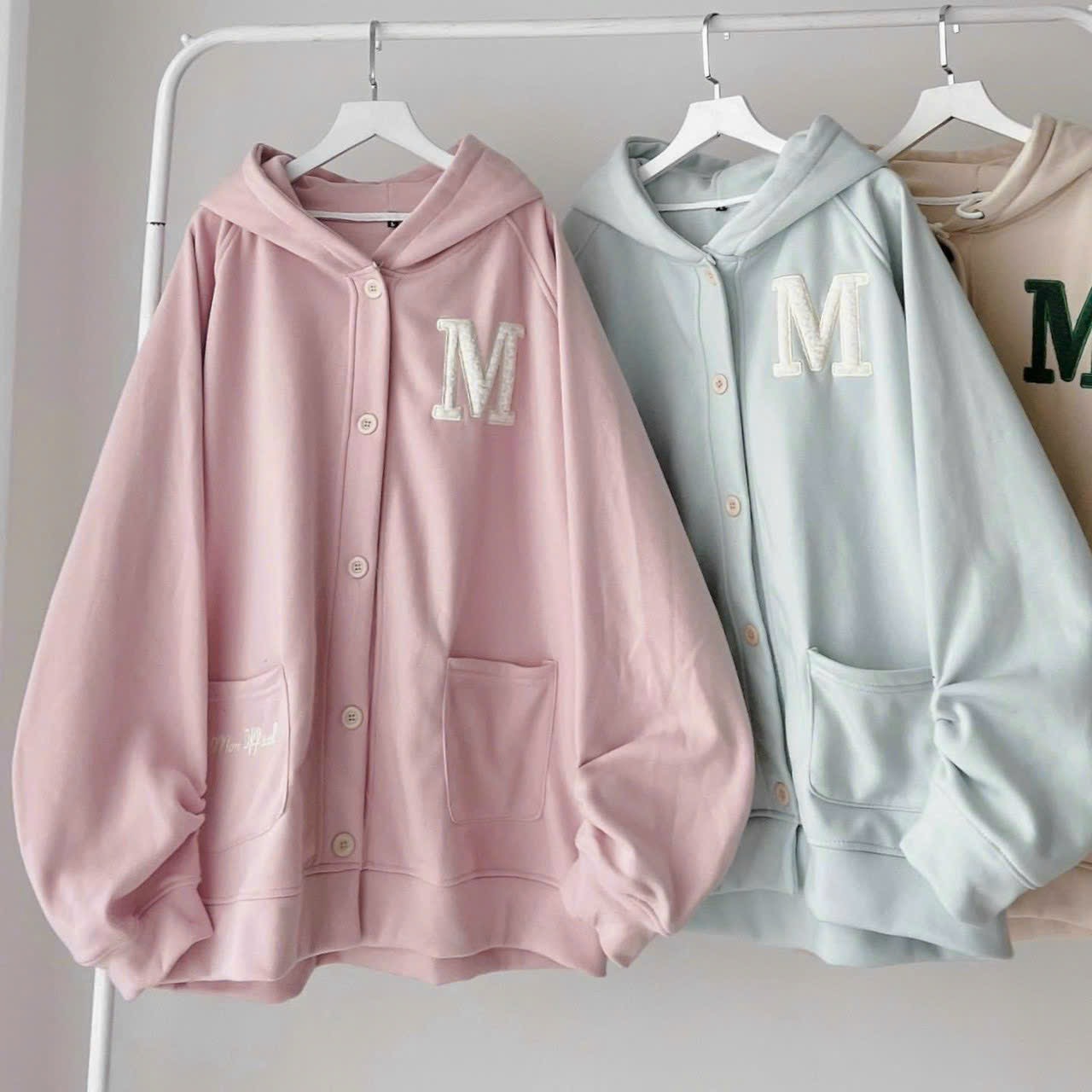 Áo khoác hoodie form rộng unisex nút gài phối túi chữ M Áo khoác hoodie form rộng chất nỉ ngoại dày dặn TP988