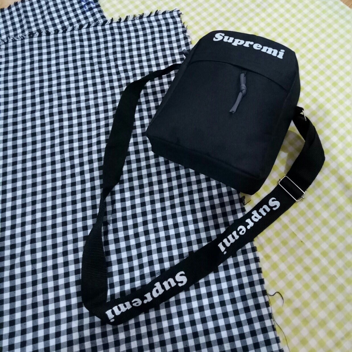 Túi đeo chéo nam nữ Supreme