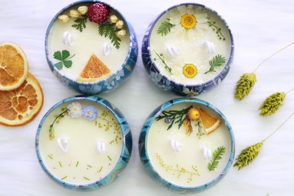 [KÈM HỘP ĐỰNG SANG XỊN] Combo 4 hộp nến thơm hoa khô thiên nhiên cao cấp hộp thiếc sang trọng tạo mùi hương dễ chịu cho phòng tắm, phòng khách, phòng ngủ, mỗi lọ 80g đốt được 15 tiếng vô cùng tiết kiệm GIÁ ƯU ĐÃI HÔM NAY