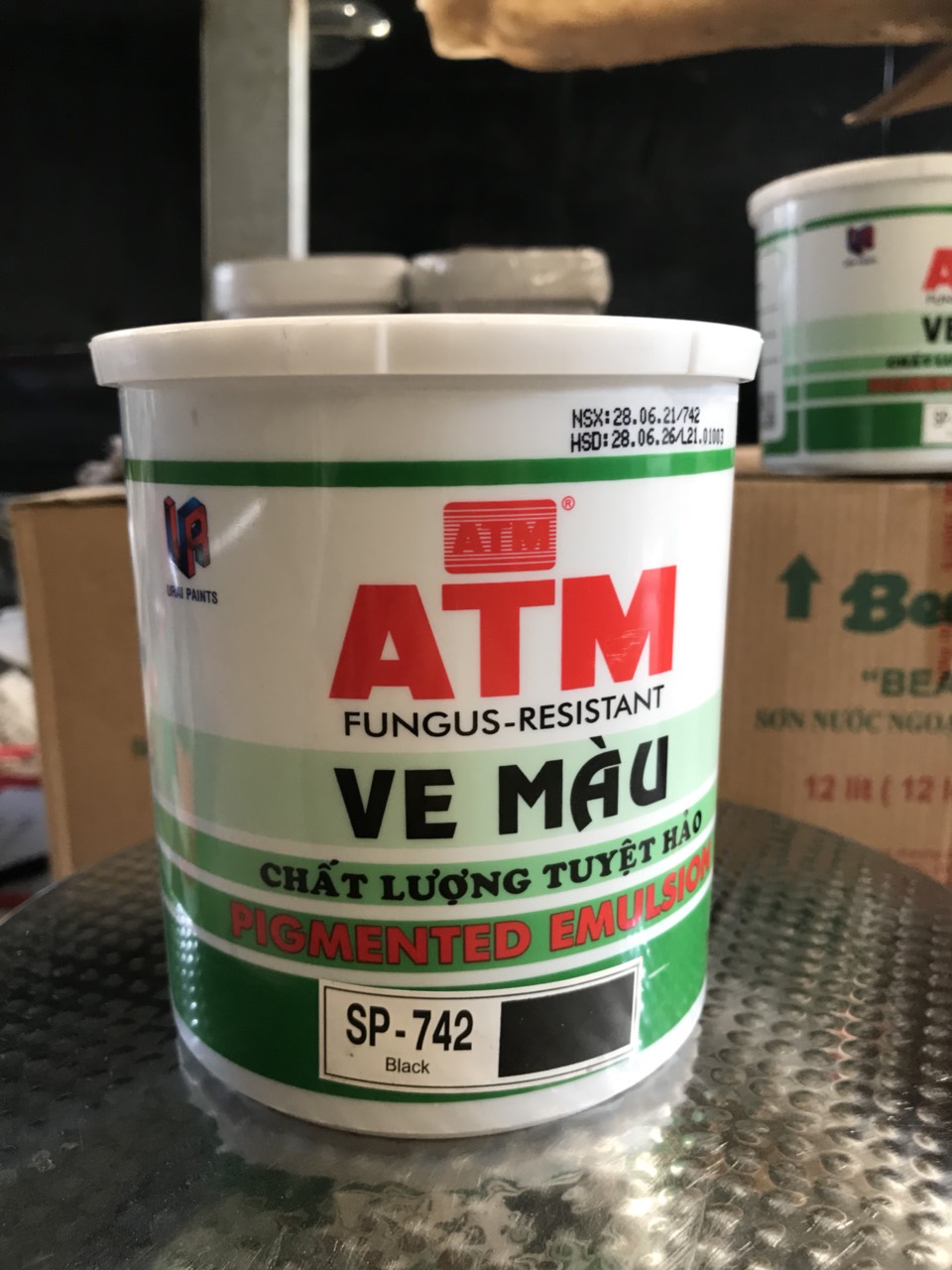 Ve màu đen atm