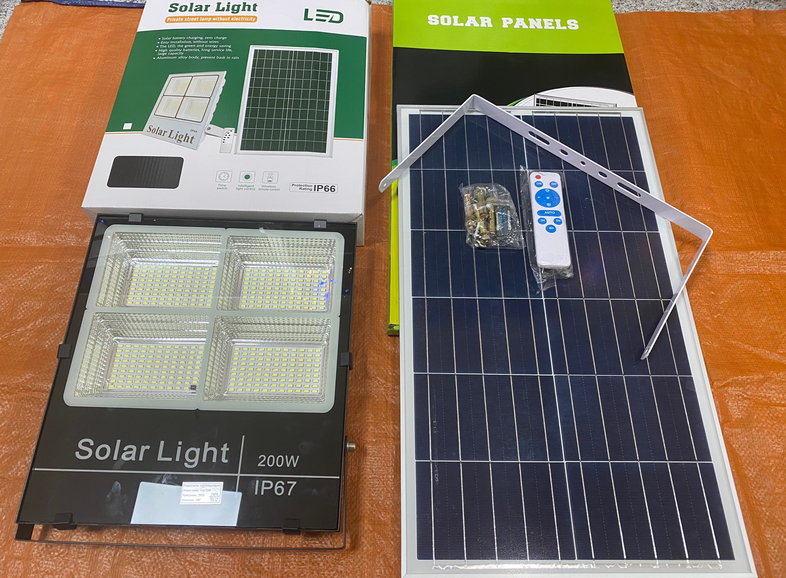 Đèn pha năng lượng mặt trời 200w