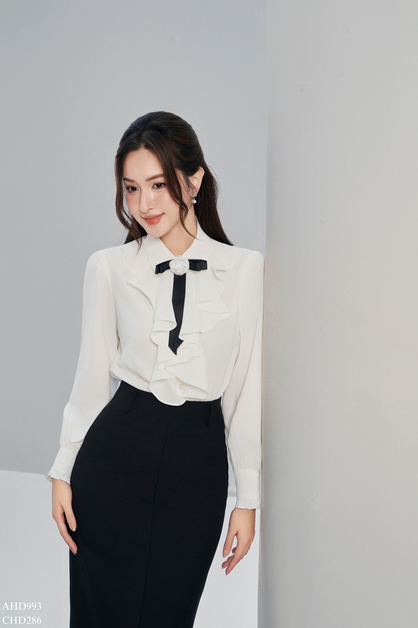 Áo sơ mi cổ đức bèo cài nơ hoa màu trắng tiinstore ahd993