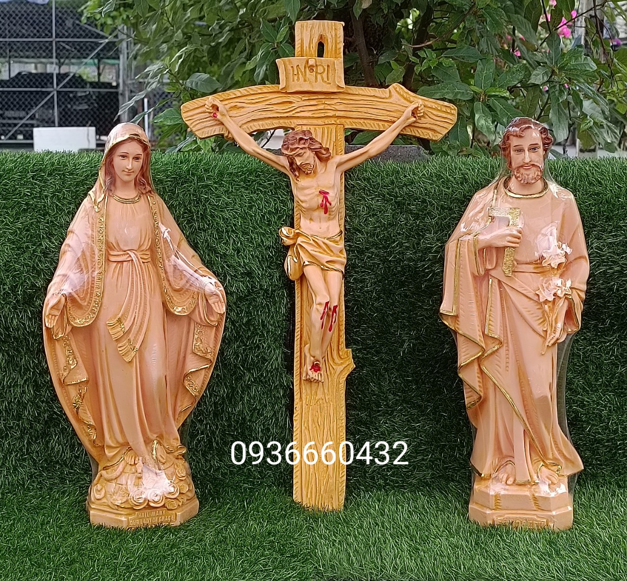 Bộ 3 tượng Đức Mẹ Ban Ơn màu nâu giống gỗ , tượng Mẹ Thánh 50cm, Thánh Giá cao 65cm chất liệu nhựa composite để được ngoài trời