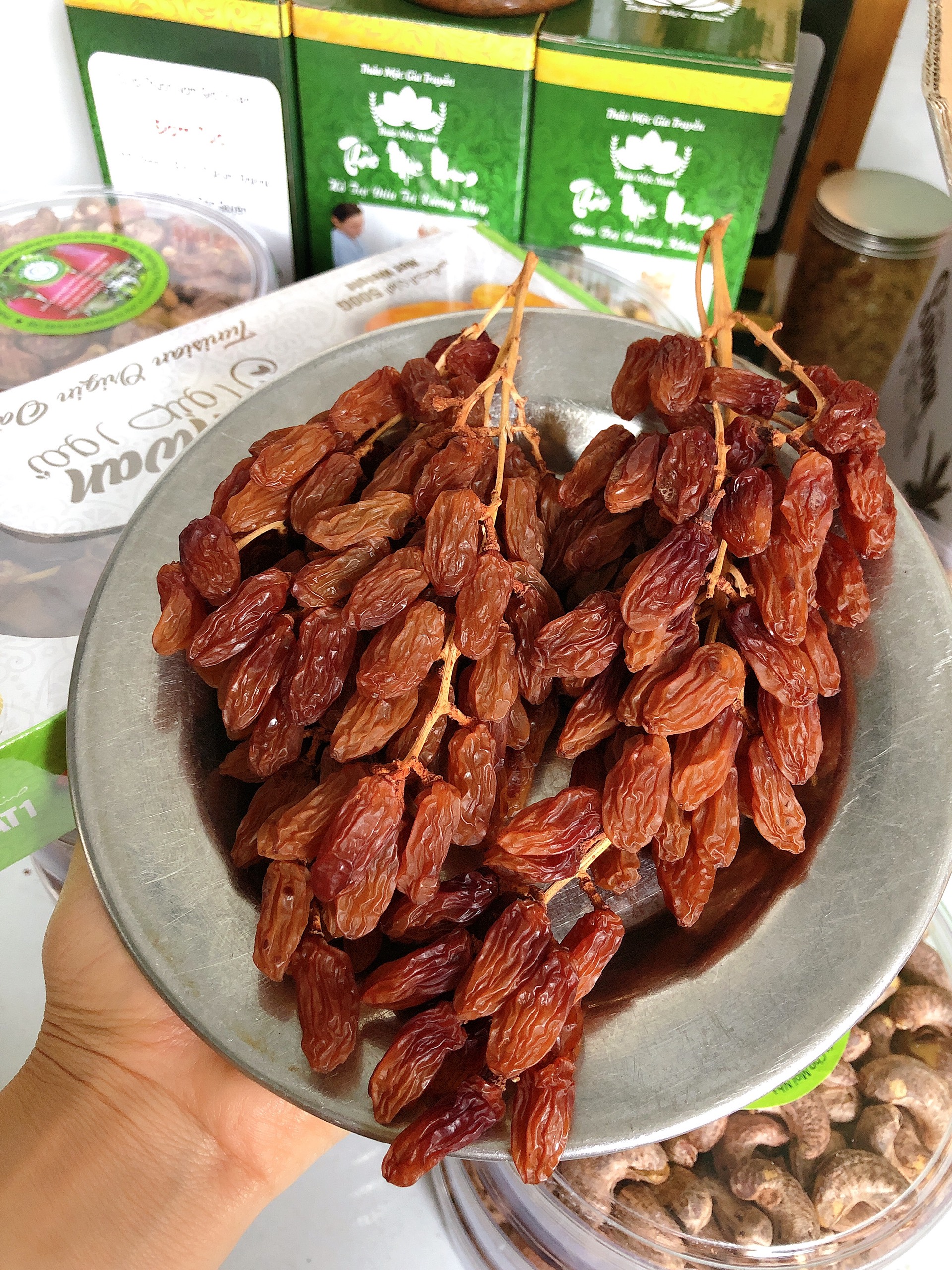 Hộp Nho khô nguyên cành làm quà tặng quà biếu sang trọng 500gr