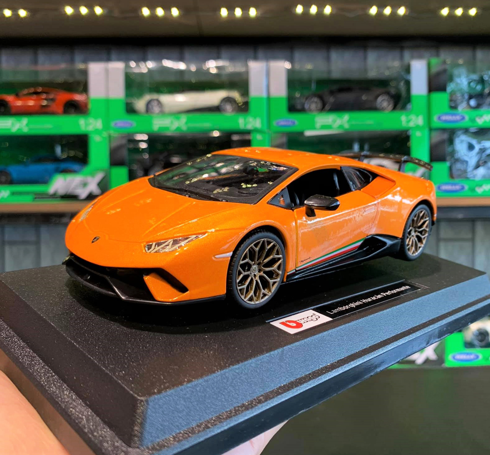 Mô hình ô tô Lamborgini Huracan Performante  tỉ lệ 1:24 hãng Burago màu cam