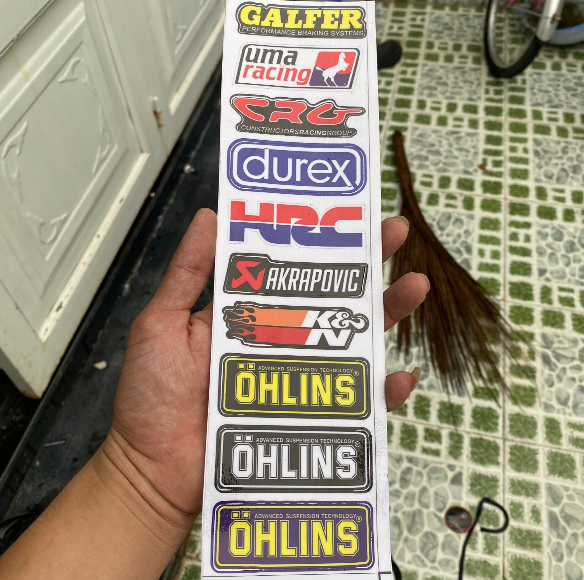 Qùa tặng ko bán logo sticker