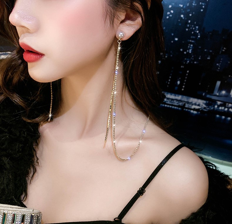 Khuyên tai dài lấp lánh sang chảnh