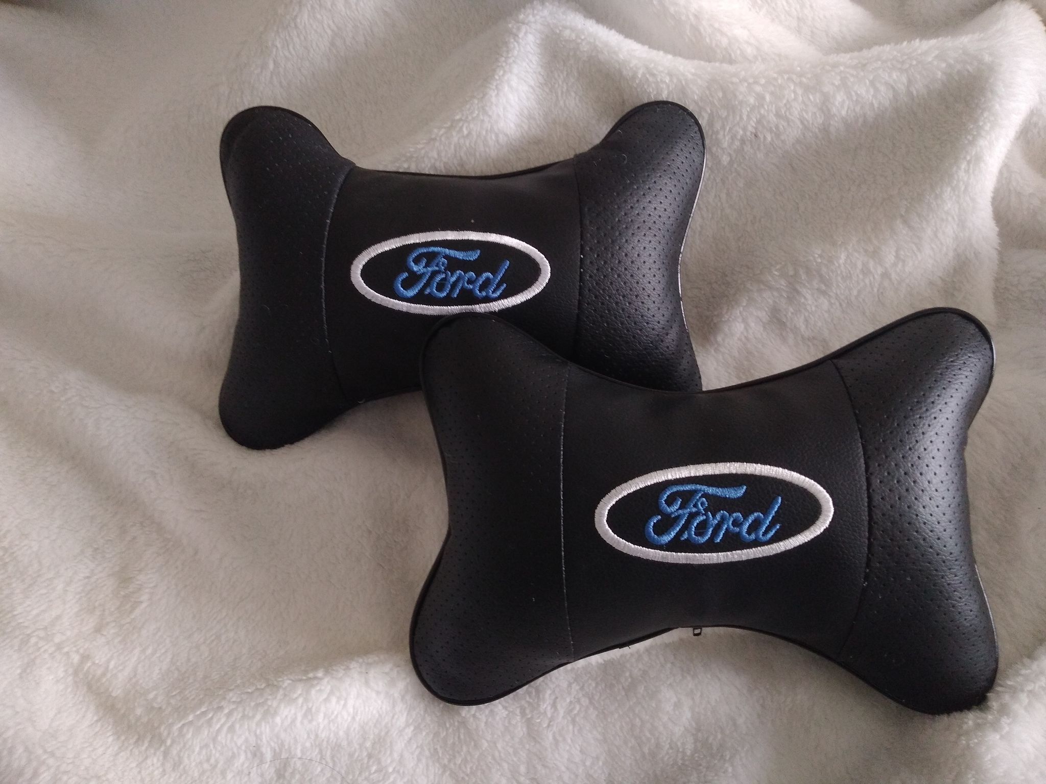 Bộ 02 Gối tựa đầu ô tô cao cấp thêu logo hãng xe FORD - Màu đen - ảnh thậ