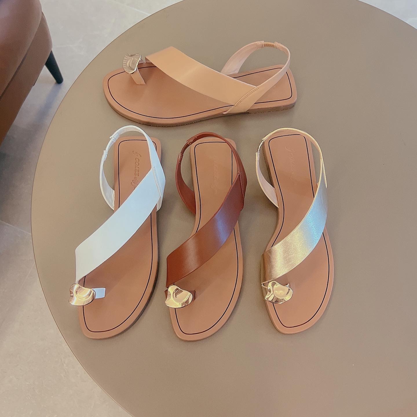 Giày sandal nữ đế bệt COLEE xỏ ngón đế su chống trượt 6313