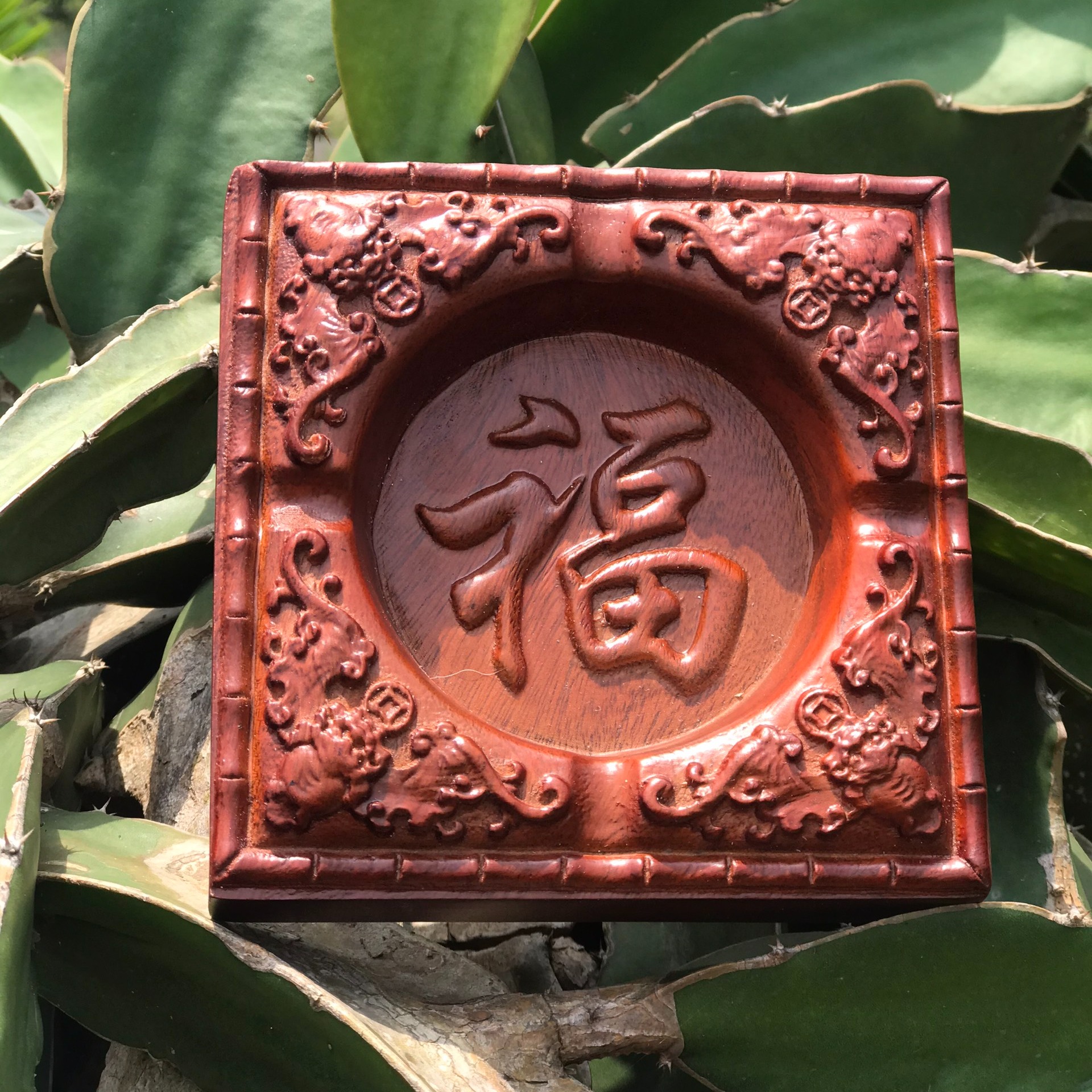 Gạt tàn thuốc lá gỗ hương đỏ đục dơi tài lộc  . Dùng làm quà tặng , đồ lưu niệm , vật dụng sinh hoạt hàng ngày