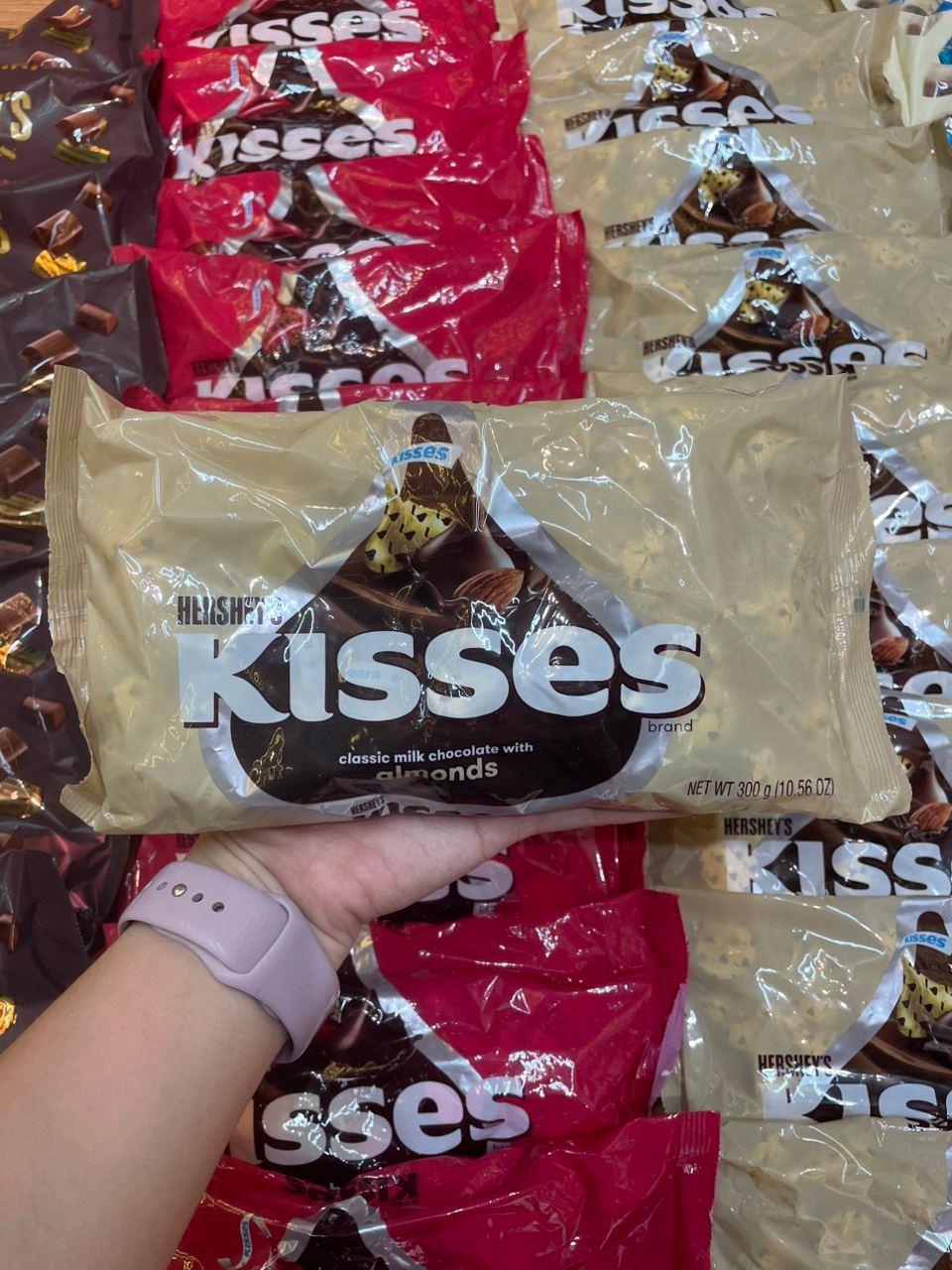 SOCOLA HERSHEY S KISSES CLASSIC MILK CHOCOLATE WITH ALMOND 300G 09 24
