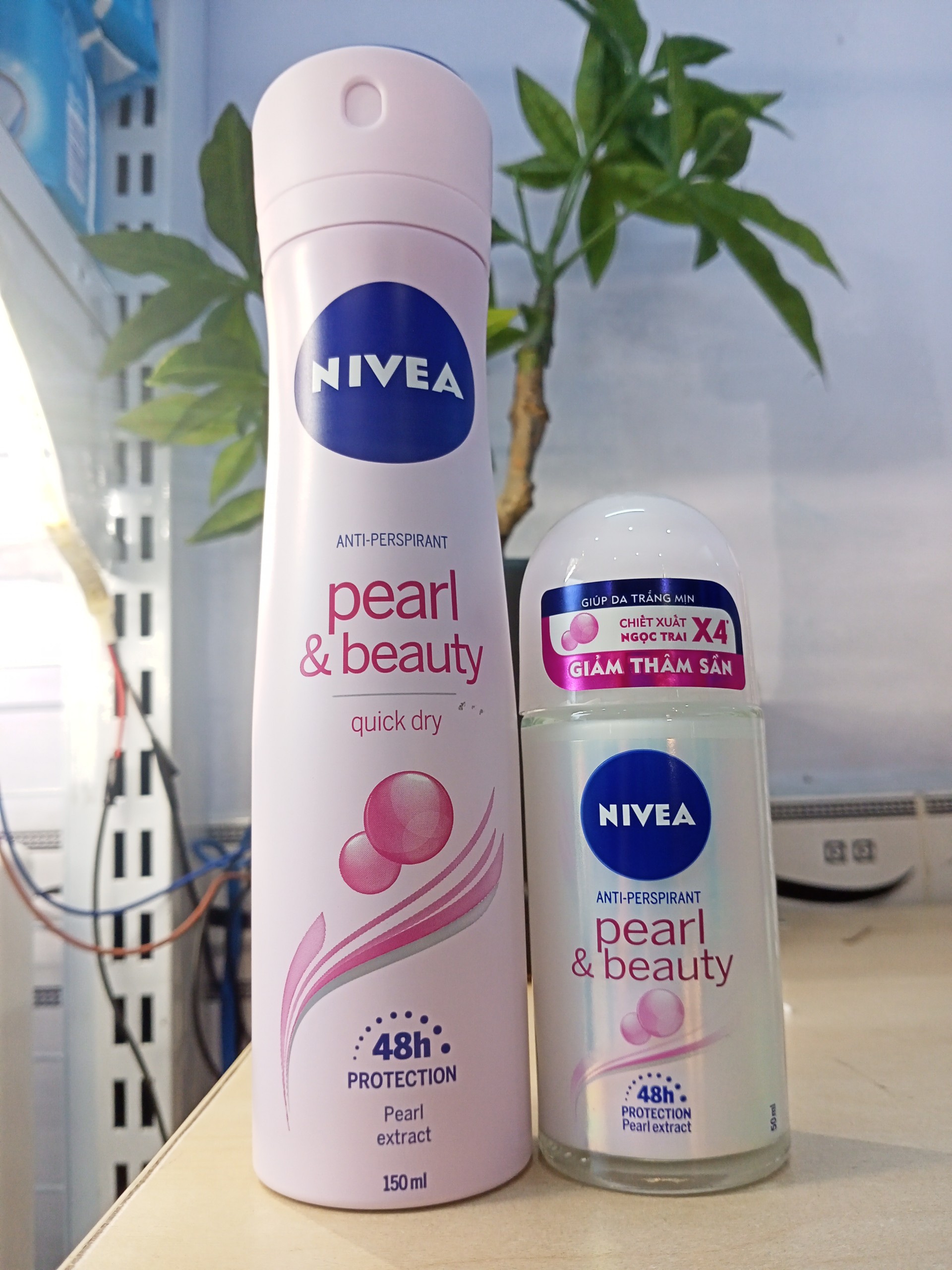 Combo 1 xịt ngăn mùi nữ 150ml+ 1 lăn khử mùi nữ 50ml nivea ngọc trai quyến rũ pearl & beauty