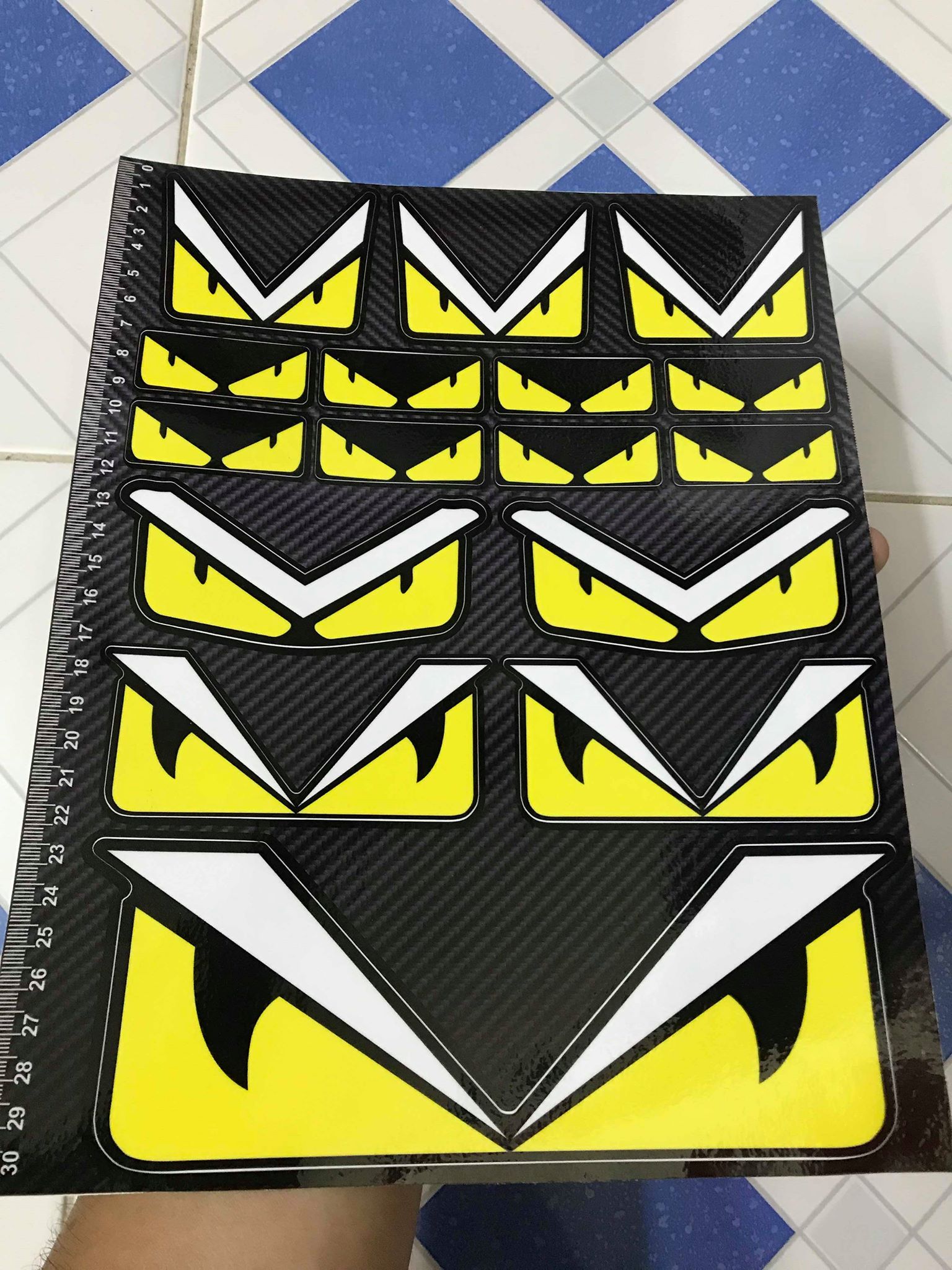 [HCM]SÉT TEM LOGO MẮT FENDY NHIỀU KIỂU NỀN CACBON