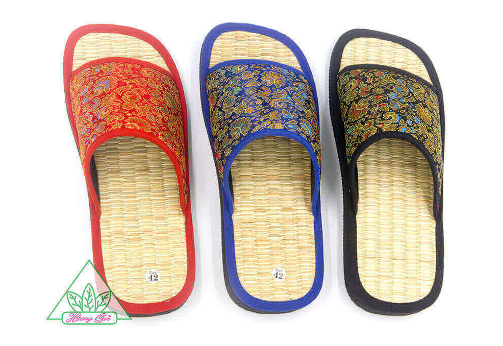 Dép chiếu Hương Quế DCQ-50 làm từ lụa tơ tằm, vải cotton, lớp đế cao su xốp cho đôi chân thơm, mát và khô thoáng