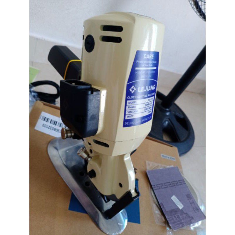 Máy cắt vải cầm tay dạng đĩa Lejiang YJ 110