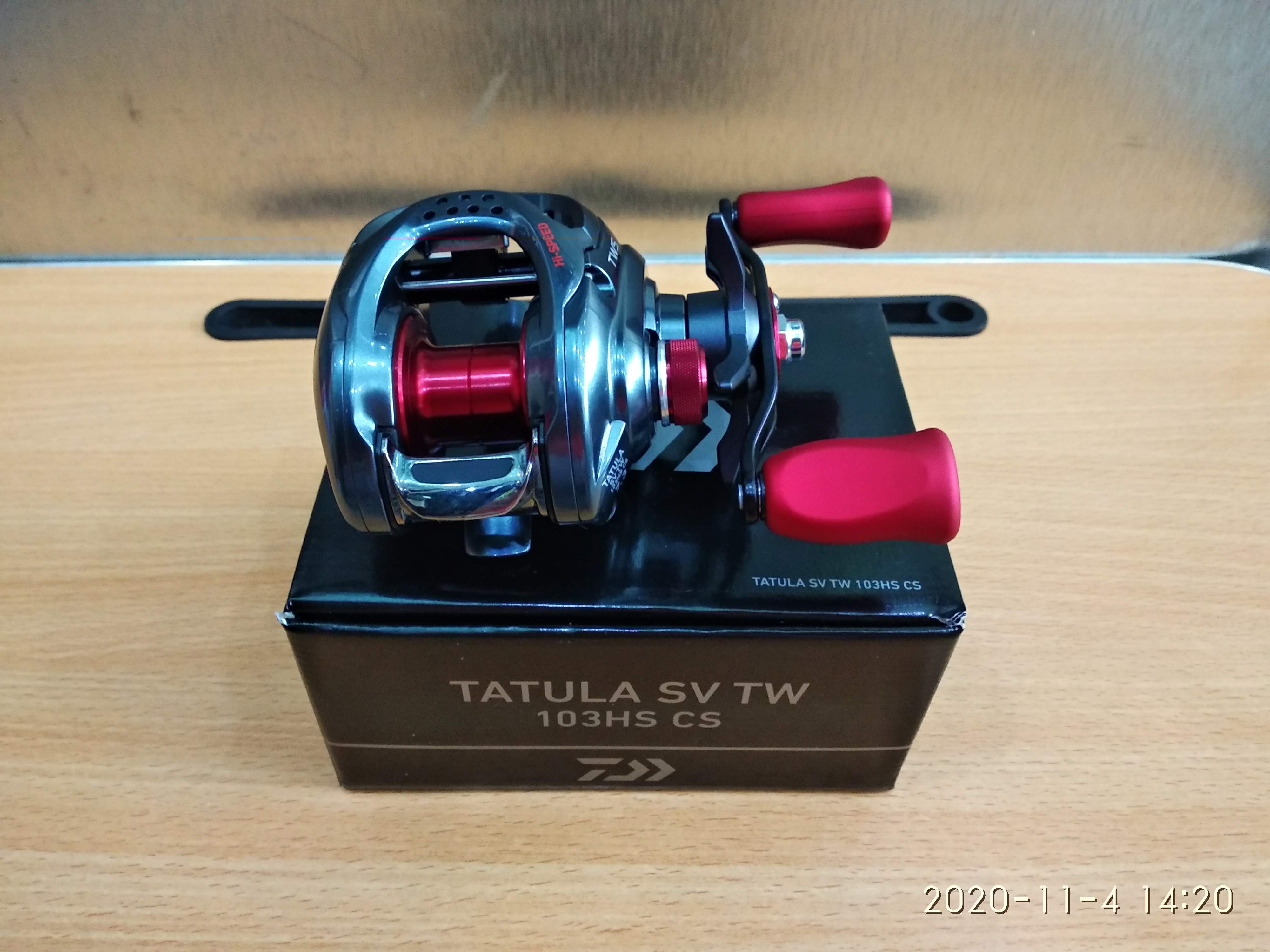 Tặng 01 túi máy câu + 1 con frogtoon v1 - máy câu cá daiwa tatula sv tw 103hs cs - máy ngang - tay phải