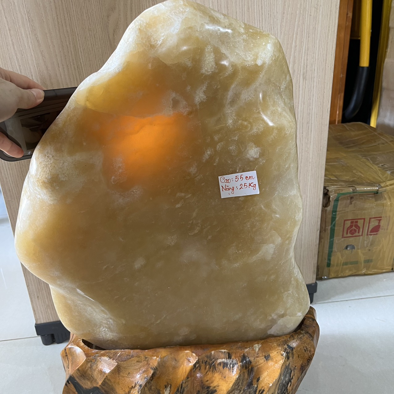 Đá, trụ đá, cây đá phong thủy xuyên sáng Cao 55 cm nặng 25kg đá canxiden vàng như mật