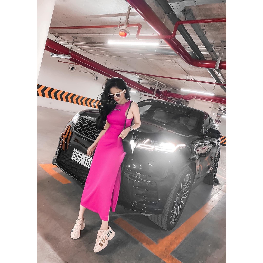 076 - đầm thun dài body hồng sát nách xẻ đùi thêu chữ