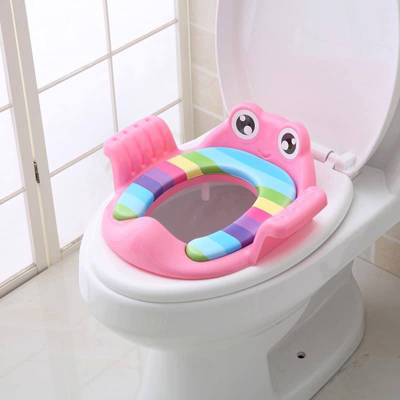 BỆ LÓT THU NHỎ BỒN CẦU CÓ TAY VỊN HÌNH CHÚ ẾCH CHO BÉ YÊU (NHỰA PVC CAO CẤP, ĐỆM BỌC VẢI POLY CHỐNG THẤM NƯỚC)-BỆ LÓT THU NHỎ BỒN CẦU 7 SẮC CẦU VỒNG CÓ TAY VỊN CHO BÉ-BỆ THU NHỎ BỒN CẦU - MIẾNG LÓT BỒN CẦU