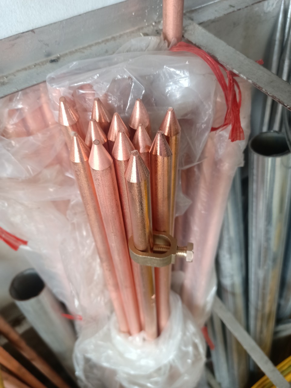 Cọc tiếp địa mạ đồng phi 16 dài 1,5m kèm ốc siết