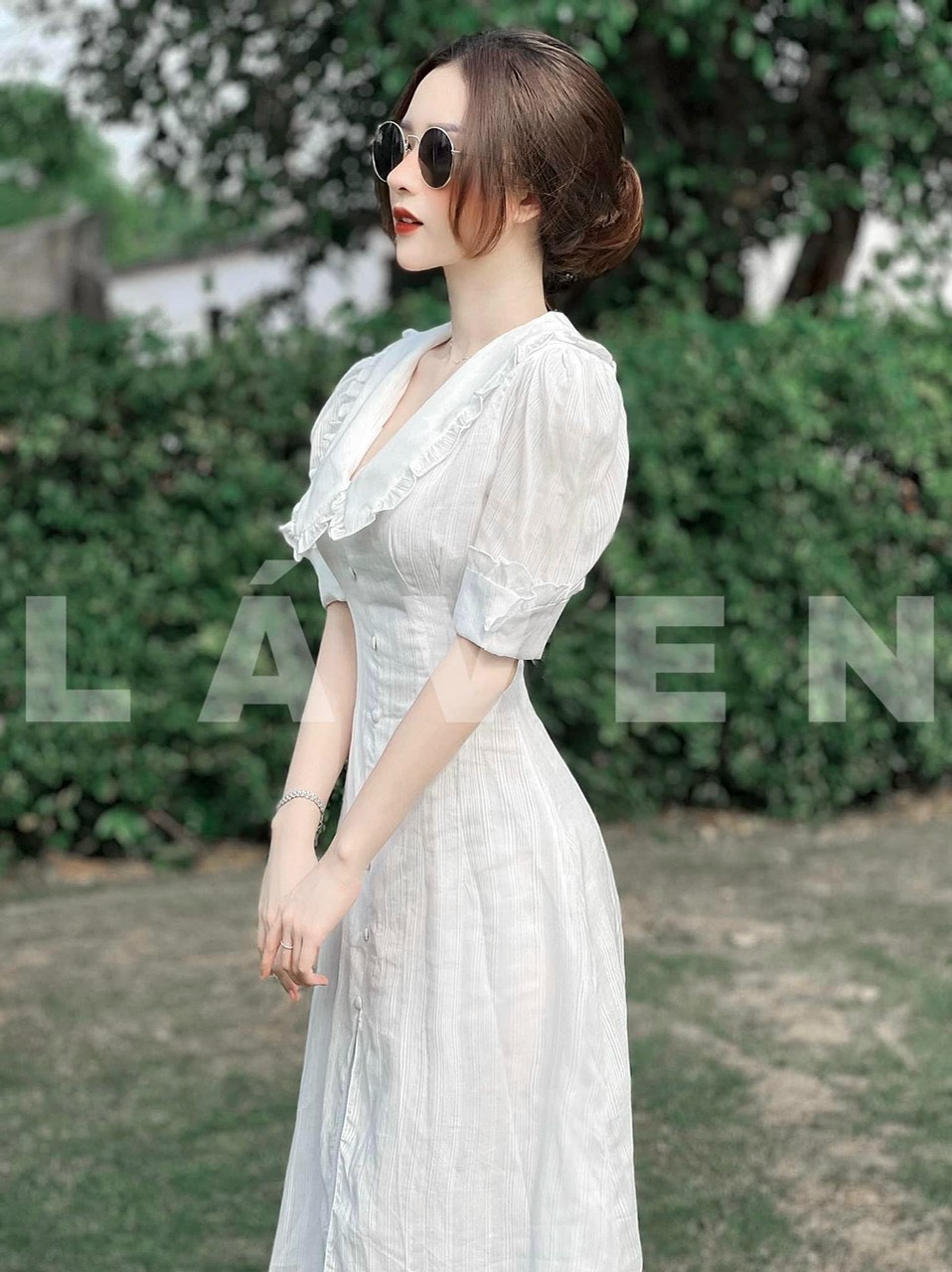 Đầm lụa suông dáng dài cổ bèo, vai phồng phối nút xẻ tà trước phong cách nhẹ nhàng mondx32