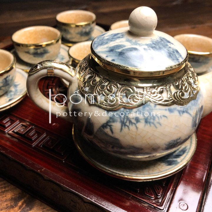 Ấm trà Bát Tràng men rạn giả cổ dáng chóp bọc đồng (ấm chén trên không kèm khay như hình)