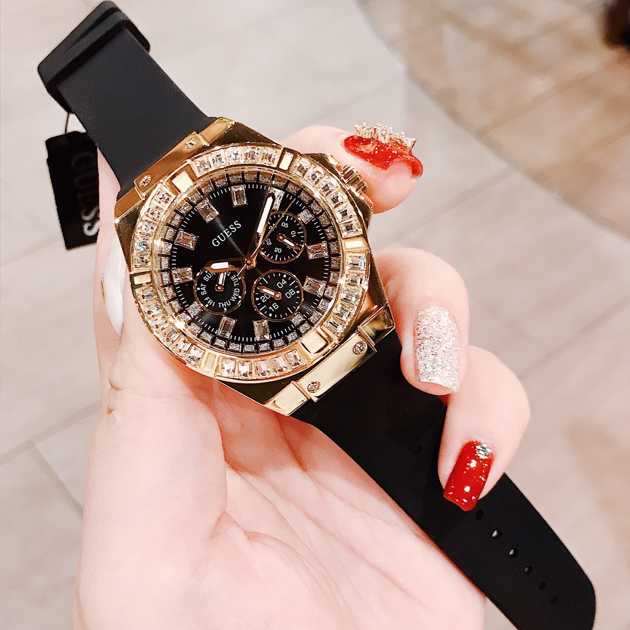 Đồng hồ Guess chính hãng siêu đẹp , sale rẻ 5000.000 Full box, thẻ bảo hành toàn cầu .
