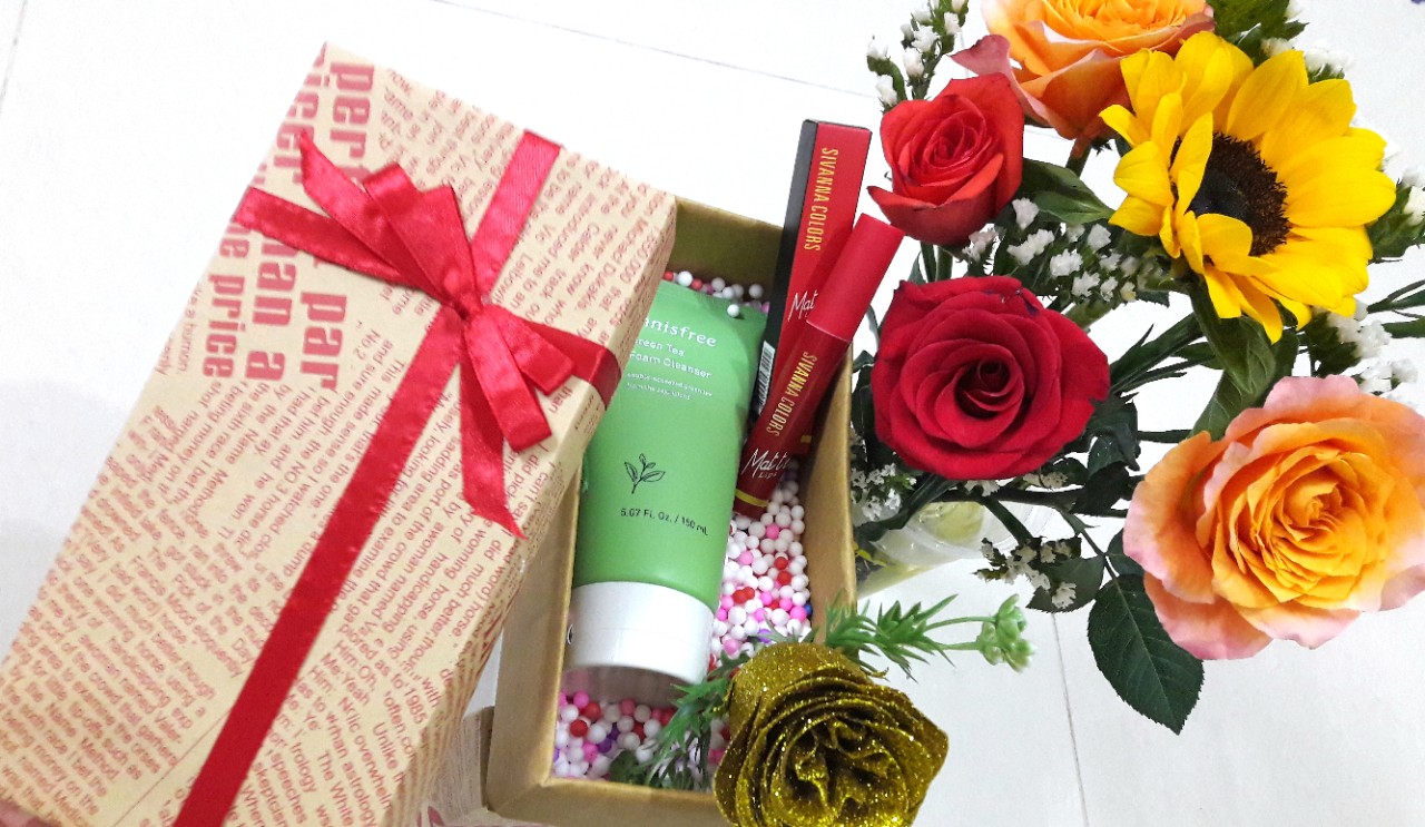 Hộp Quà tặng bạn gái , người yêu , vợ ngày  8-3, 20/10, valentine, tỏ tình, sinh nhật gồm  Hoa Hồng Kim Tuyến và 2  thỏi son