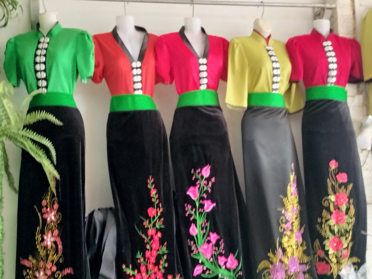 Váy hoa dân tộc Thái chất liệu vải nhung hoa dệt và hoa 3D