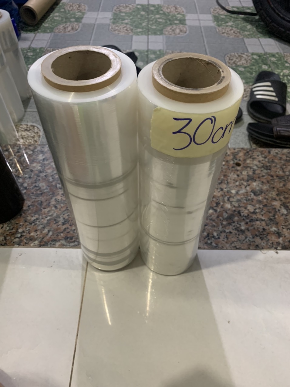 Màng quấn pe màng chít khổ 30cm-1kg2 lõi 200gram giá chỉ có 55.000/ cuộn