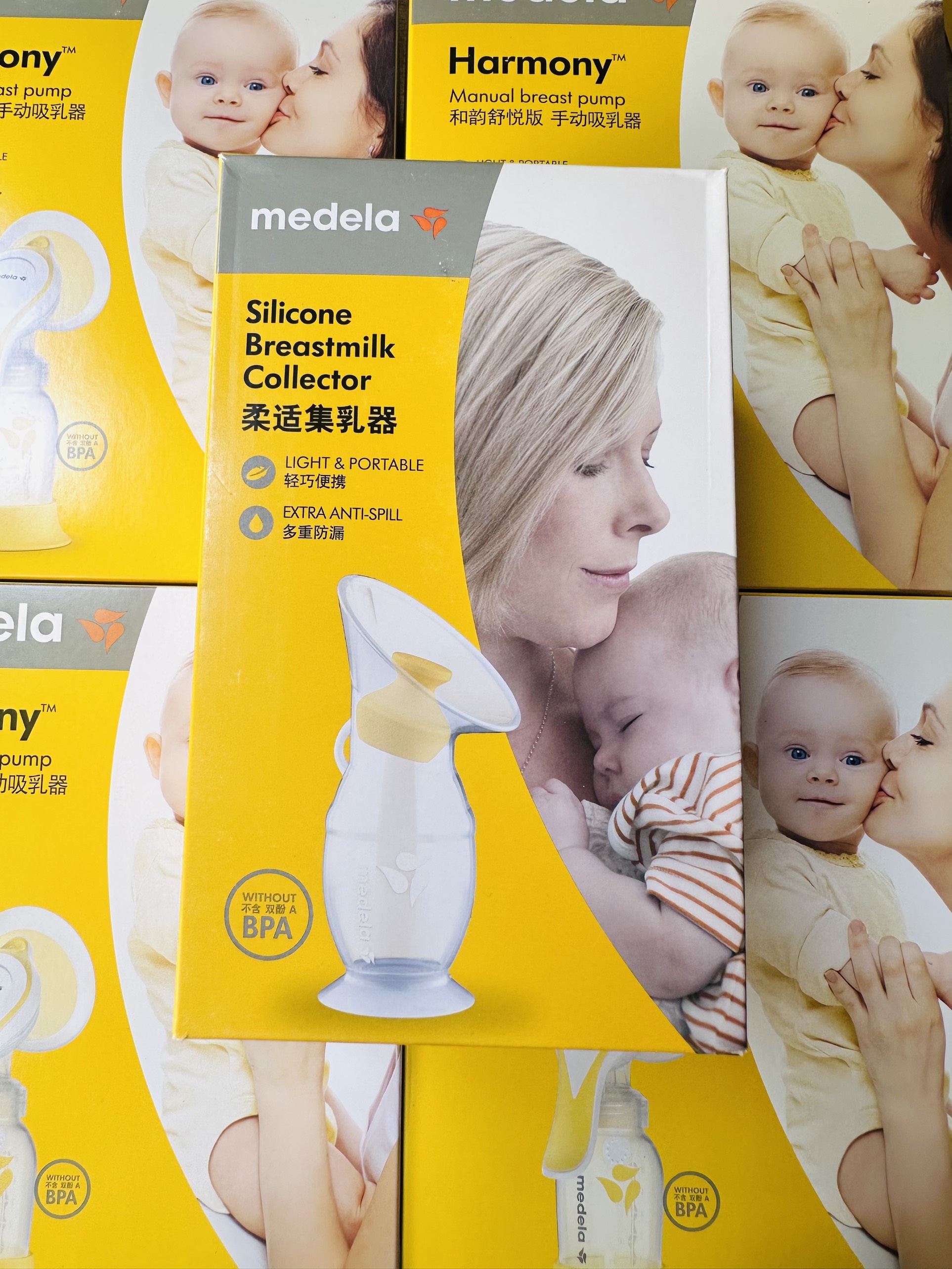 Cốc hứng sữa Medela Silicone Breast Milk Collector 100ml có nút bịt, đế hút và dây buộc