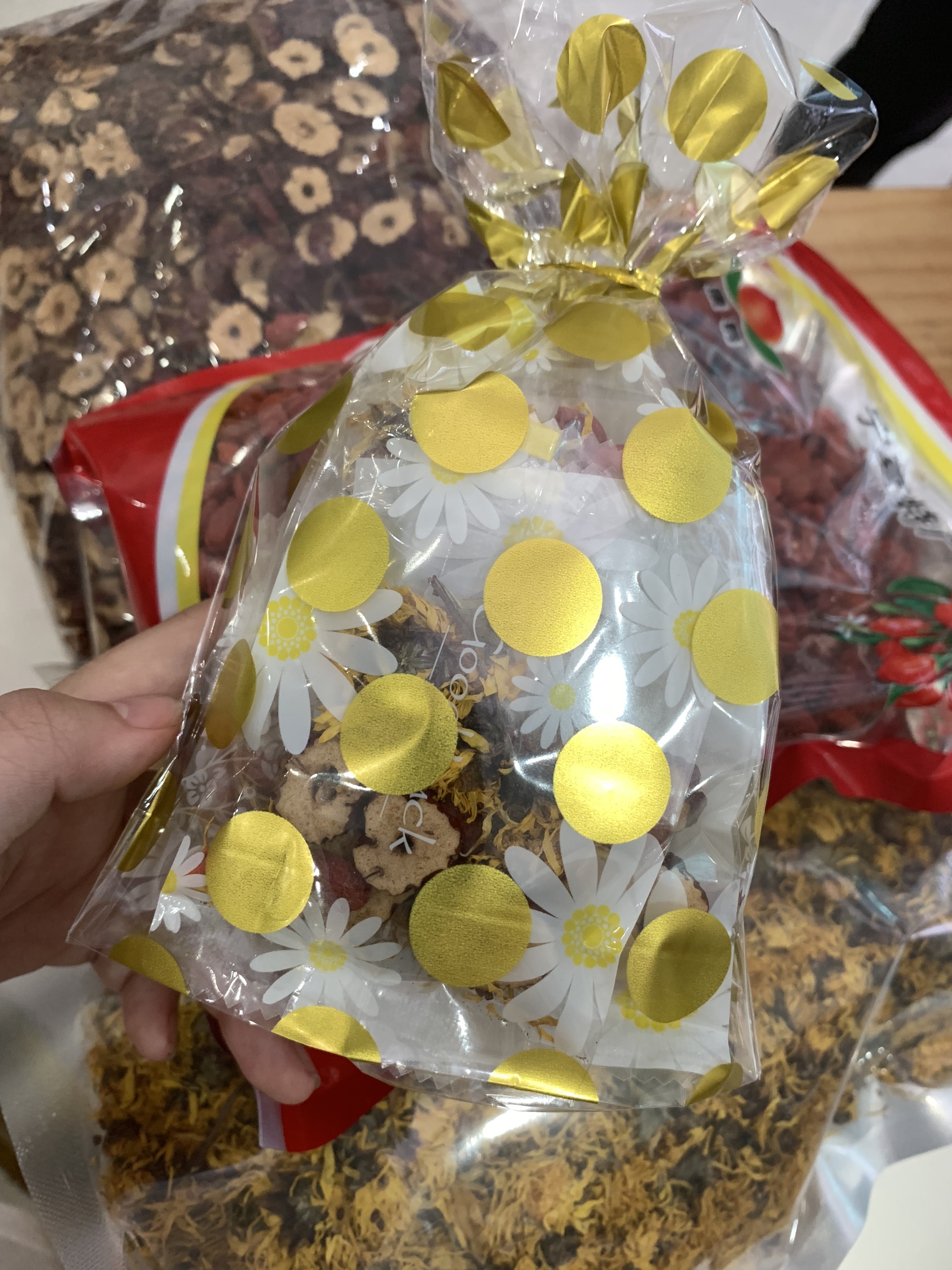 Túi 10 gói Trà thảo mộc 3 vị mix thanh nhiệt giải độc, thanh lọc cơ thể - Hoa cúc vàng táo đỏ kỷ tử