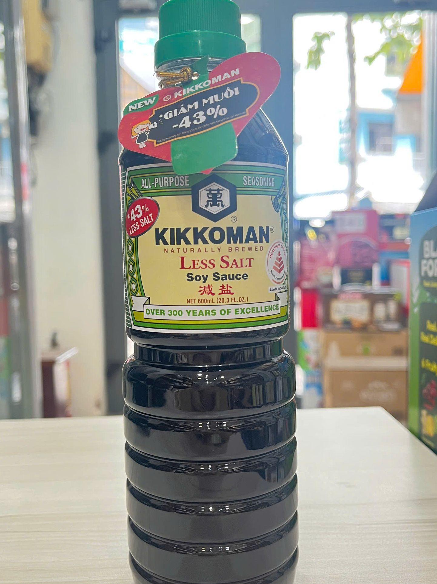 Date 11/27 nước tương ít muối 43 % hiệu kikkoman 600ml chính hãng