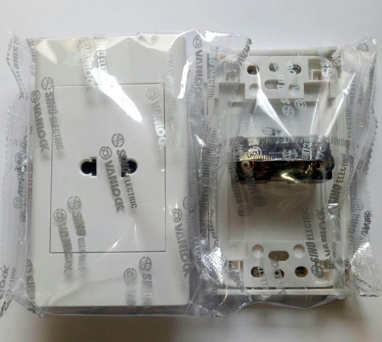 Mặt 1 ổ cắm - 2 chấu - 16a