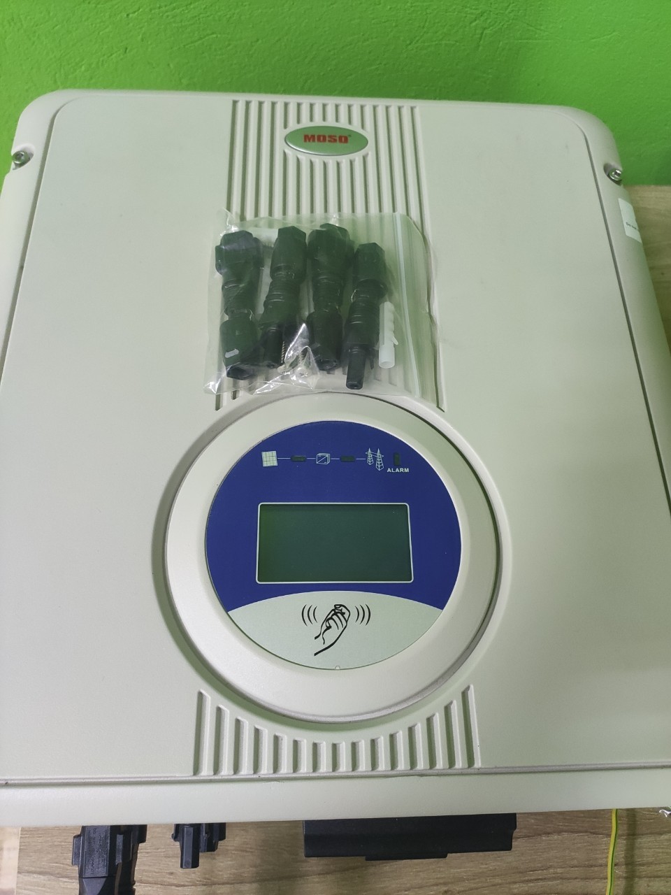 Ineverter hòa lưới điện mặt trời 5k moso- công suất 5kw 1pha,200w