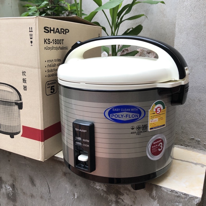Nồi cơm điện Sharp KS-1800T, dung tich 1,8lit, hàng thái lan ,nồi cơm điện ,nồi cơm điện tử ,nồi cơm ,nồi cơm sharp ,nồi hầm sharp, với thiết kế sang trọng ,tay cầm chắc trẵn ,lòng nồi được làm bằng hợp kim nhôm cao cấp