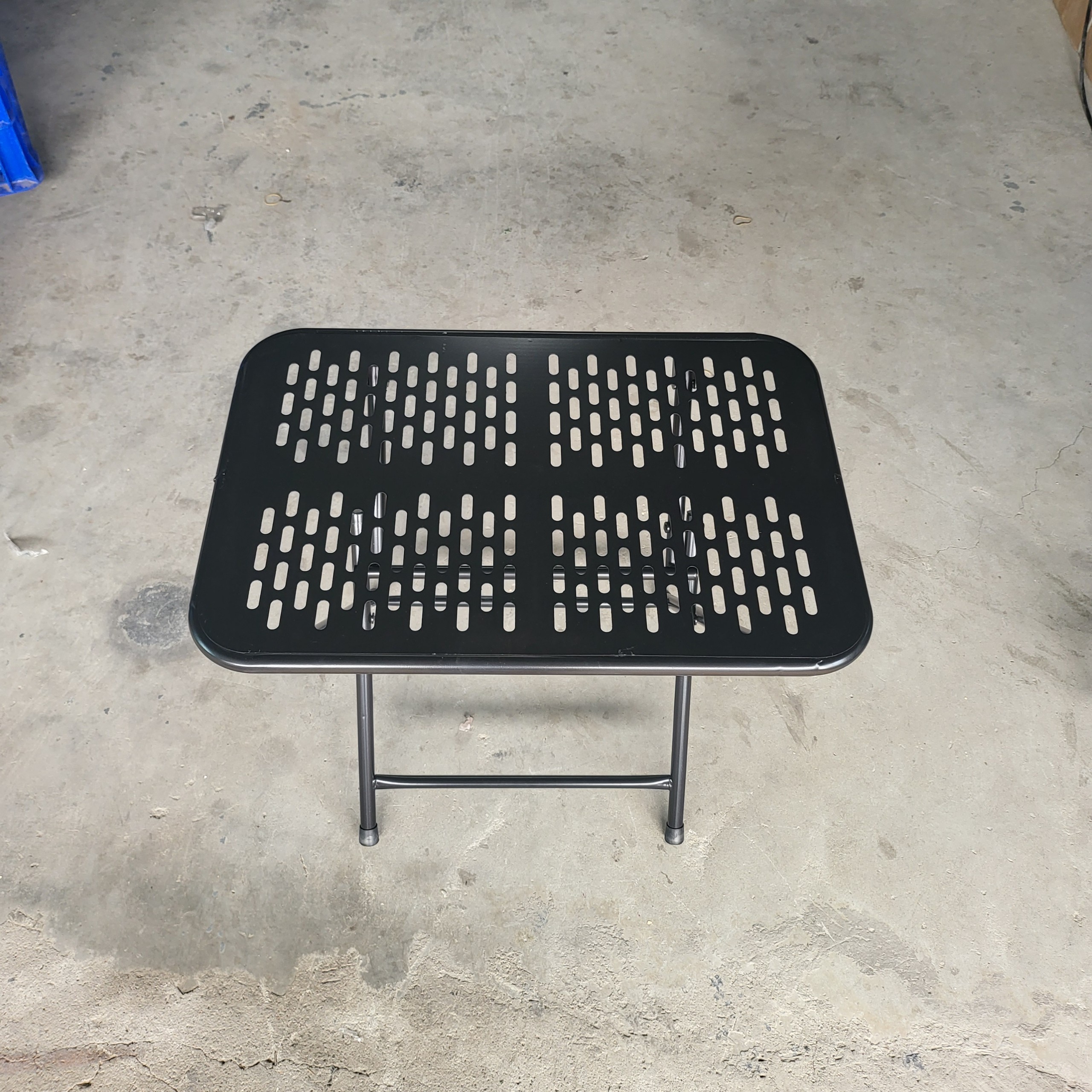 ( Mẫu mới - Thiết kế độc đáo - Công nghệ CNC } Bàn Bento xếp gọn phun sơn tĩnh điện hình lỗ thanh tròn ngang được gia công bằng máy cắt CNC có độ thẩm mỹ cao bền đẹp phù hợp cho quán cà phê, dã ngoại, gia dình