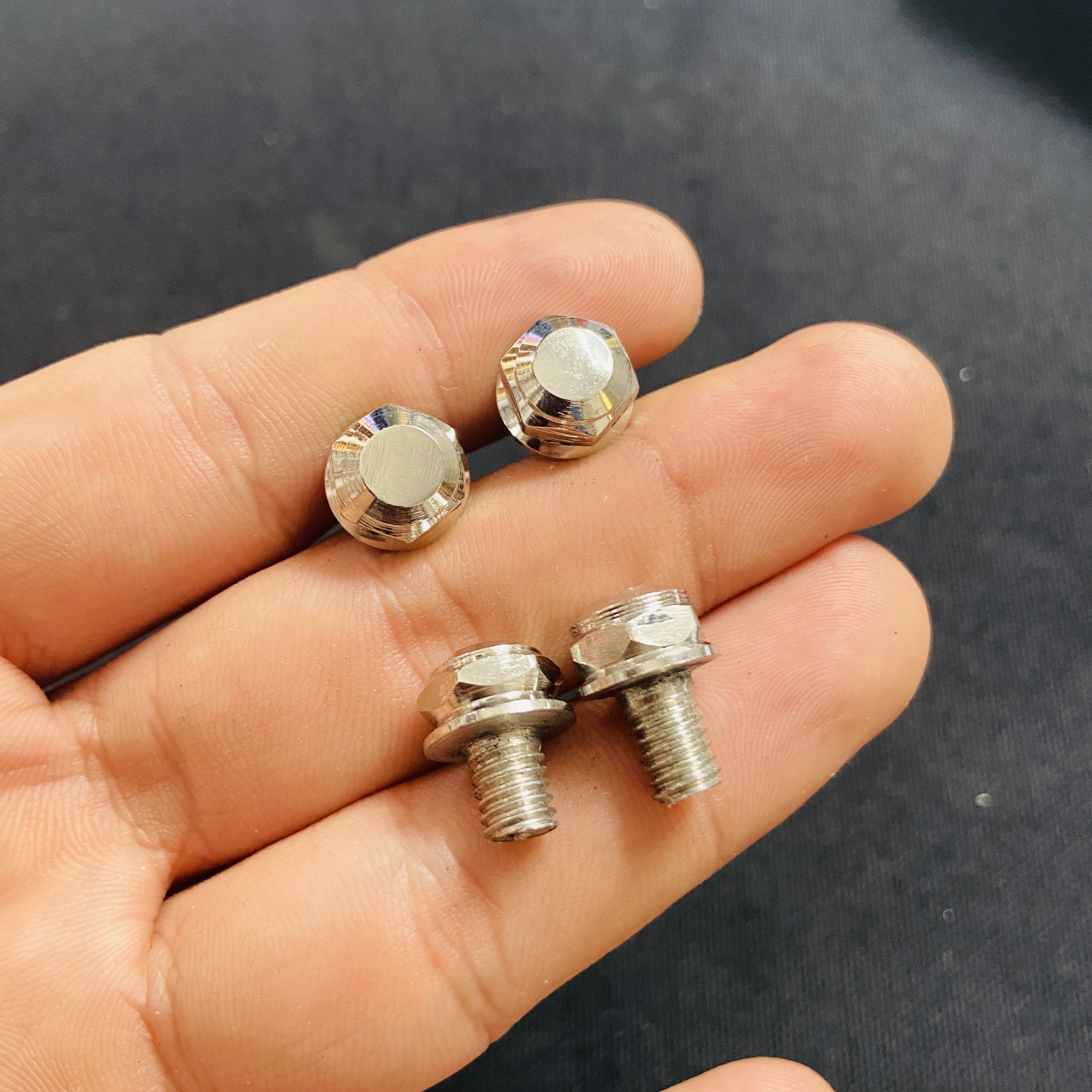 [Chuyên ốc kiểu] COMBO 04 Ốc INOX 304 không gỉ 6ly dài 1 phân mẫu đầu tròn gắn CATTE xe HONDA, YAMAHA thể hiện điểm nhấn