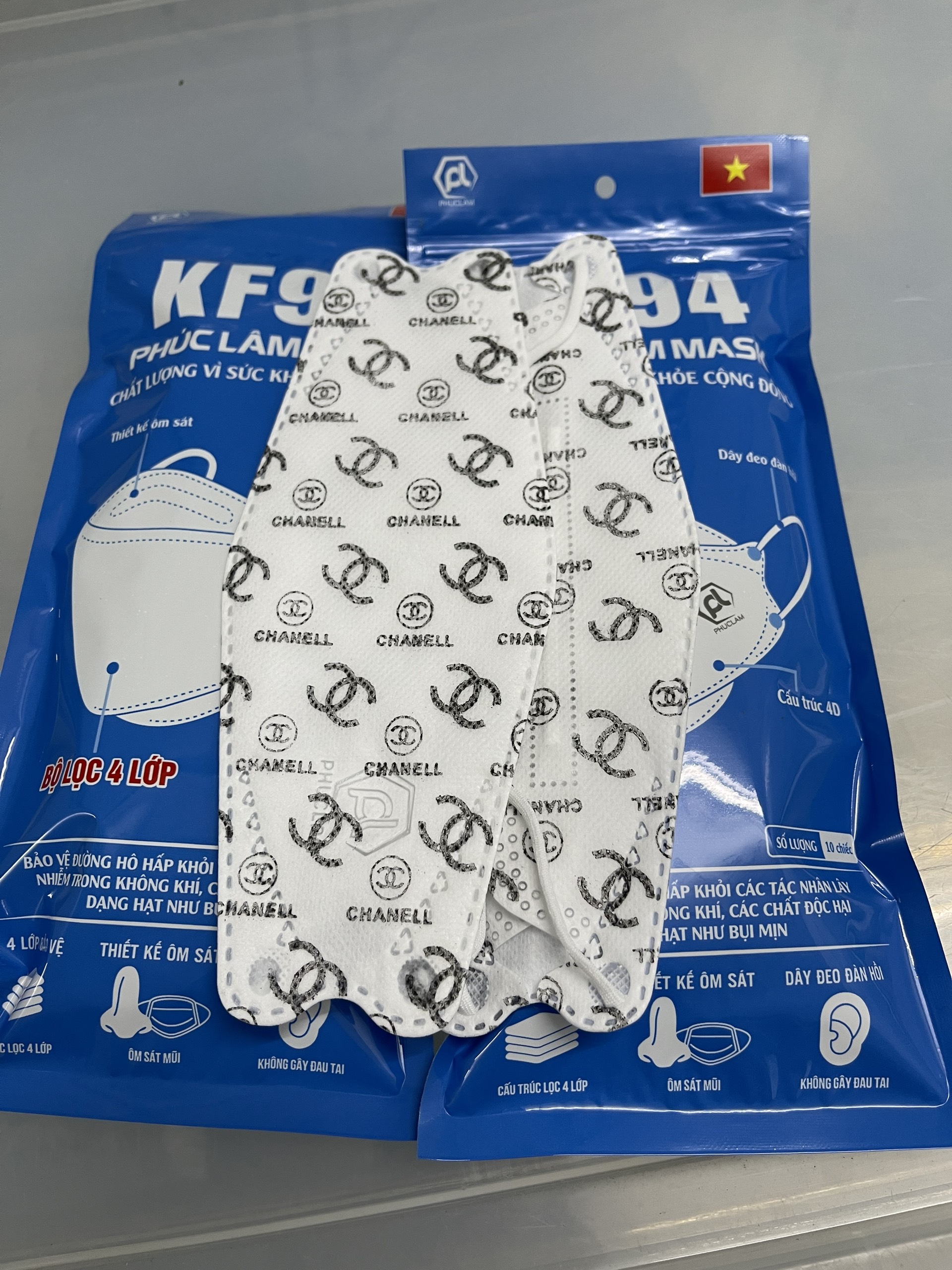 Khẩu trang loại kf94 hoạ tiết thương hiệu dành cho người lớn