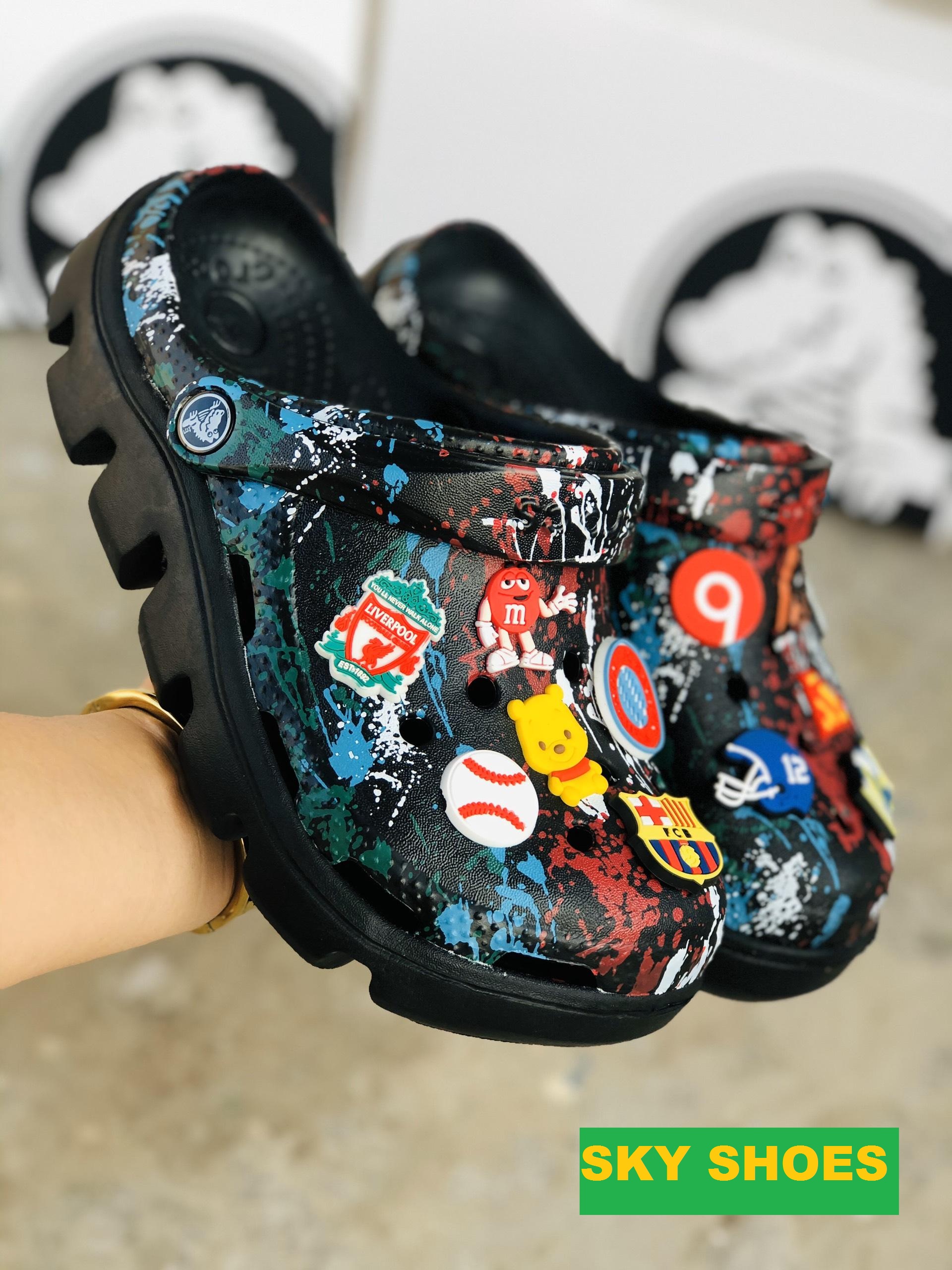 (Tặng hộp + 12 Jitbitz)DÉP QUAI NGANG CROCS DUET FULL VẨY SƠN ĐEN-SKY SHOES - dép cá sấu - dép crocs - dép nam - dép nữ - dép sandal nữ-dép saldan nam- dép quai hậu - dép cặp - dép quai ngang